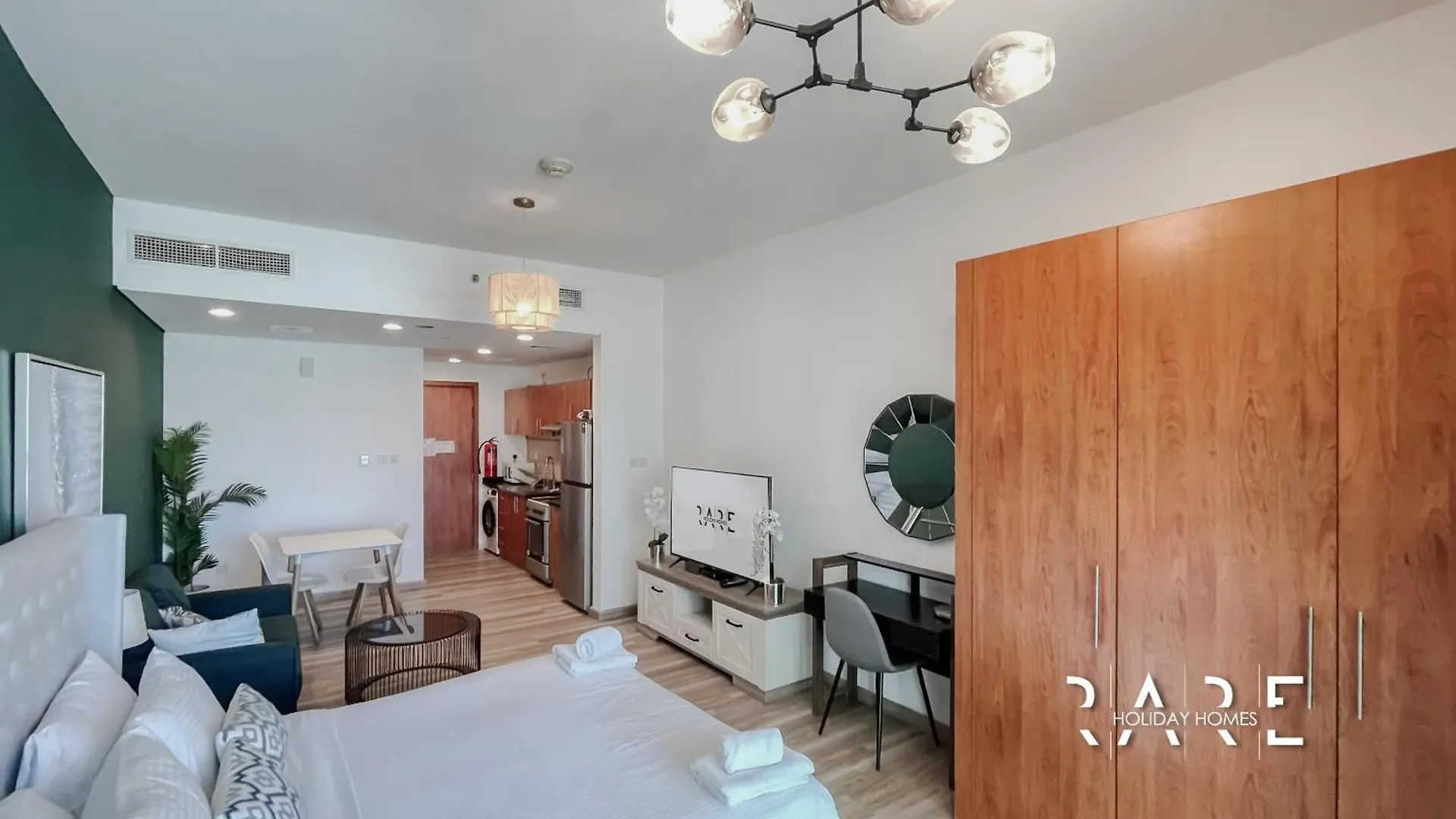Rare Holiday Homes - Pool And Lake View - The Crescent Tower A - Near Me'Aisem Mall - R702 Dubai United Arab Emirates
